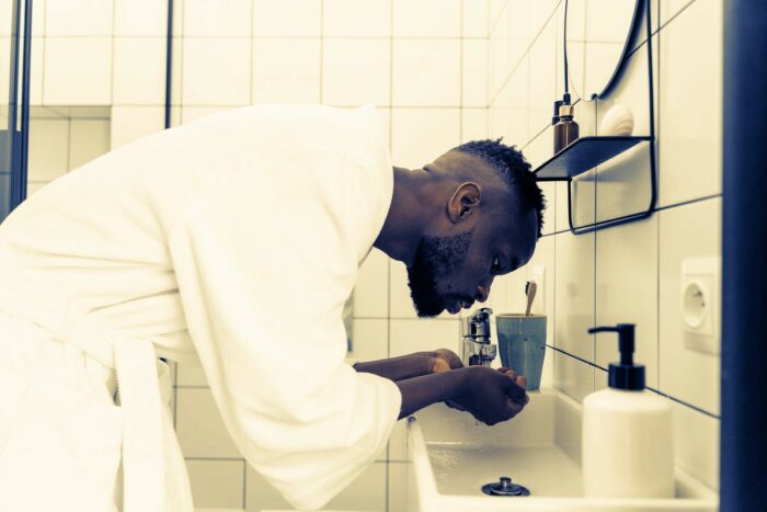 Mann wäscht seinen Bart vor Rizinusöl